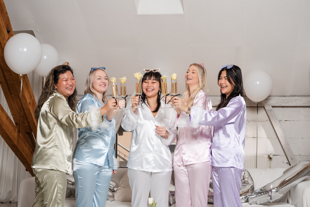 Getting Ready am Hochzeitstag, die Braut und ihre Freundinnen.